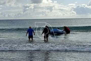 Una lancha neumática con varios jóvenes inmigrantes arriba a la playa de Ojos de Garza/TA.